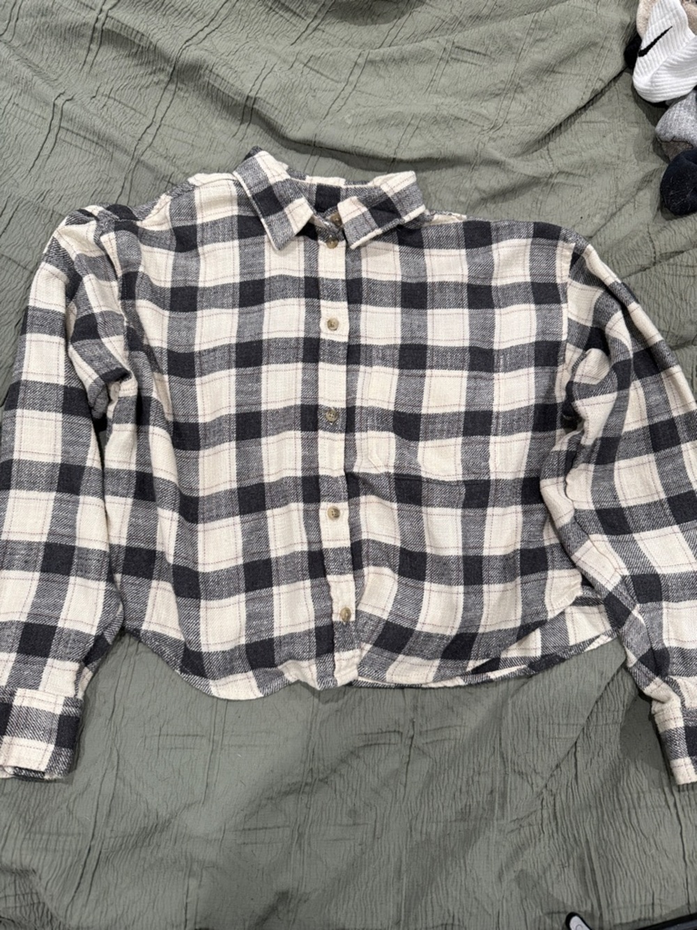 American Eagle Outfitters Cropped Plaid Button-Down Shirt Flannel Black & White